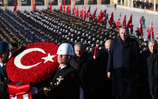 Bilder des Jahres, News 11 November News Themen der Woche KW45 News Bilder des Tages Turkish President Recep Tayyip Erdogan attends a state ceremony at Anitkabir, the mausoleum of Turkish Republic s Founder Mustafa Kemal Ataturk Turkish President Recep Tayyip Erdogan attends a state ceremony at Anitkabir, the mausoleum of Turkish Republic s Founder Mustafa Kemal Ataturk, during the 84th anniversary of his demise in Ankara, Turkiye on November 10, 2022. Turkish Vice President Fuat Oktay, Turkish Parliament Speaker Mustafa Sentop, Members of the Turkish Presidential Cabinet, Leader of the Republican People s Party (CHP) Kemal Kilicdaroglu, Leader of the Turkish Nationalist Movement Party (MHP) Devlet Bahceli, Leader of IYI Party, Meral Aksener, military officials and party representatives also attended the state ceremony. Pho Copyright: xapaimagesxTurkishxpresidencyx xapaimagesx