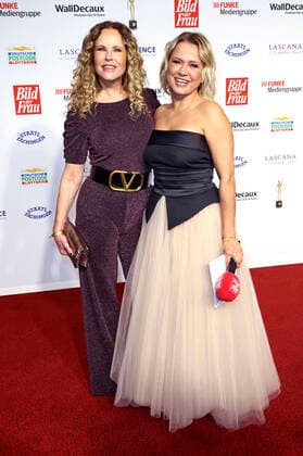 Katja Burkard und Nova Meierhenrich bei der 15. Verleihung der Goldenen Bild der Frau 2022 im Stage Theater Neue Flora. Hamburg, 09.11.2022