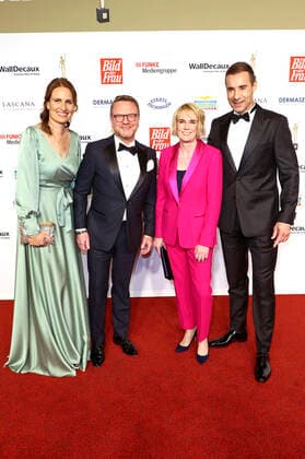 Bianca Pohlmann, Christoph Rüth, Andrea Glock und Kai Pflaume bei der 15. Verleihung der Goldenen Bild der Frau 2022 im Stage Theater Neue Flora. Hamburg, 09.11.2022