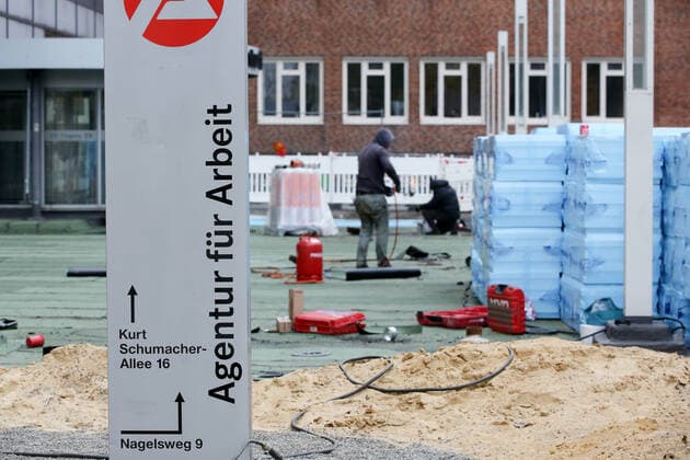 Baustelle vor einer Agentur für Arbeit DEU, Deutschland, Hamburg: Eine Baustelle ist vor einer Agentur für Arbeit zu sehen. Der Bundestag hat für die Einführung des Bürgergelds gestimmt. Es soll 2023 die bisherigen Leistungen von Hartz-IV ablösen. Hamburg Hamburg Deutschland *** Construction site in front of an employment agency DEU, Germany, Hamburg A construction site is seen in front of an employment agency The Bundestag voted in favor of the introduction of the citizens income It is to replace the previous Hartz IV benefits in 2023 Hamburg Hamburg Germany