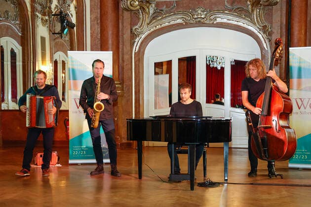 Saxophonist Mulo Francel und Quadro Nuevo, Welt im Sibersaal, Weltmusik, Deutsches Museum, Muenchen - Weltmusik im Sibersaal - - Deutsches Theater Muenchen - Muenchen - Bayern - Deutschland - 10 November 2022. Â