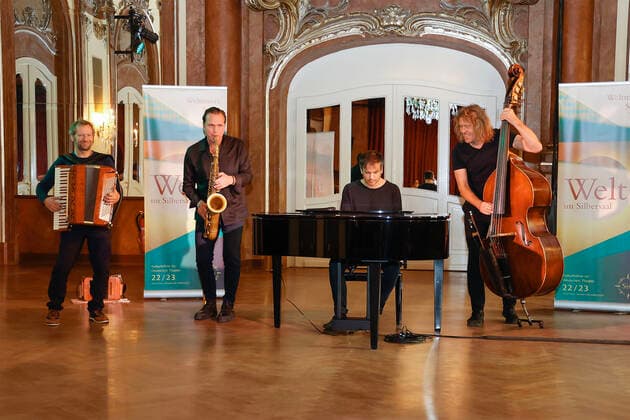 Saxophonist Mulo Francel und Quadro Nuevo, Welt im Sibersaal, Weltmusik, Deutsches Museum, Muenchen - Weltmusik im Sibersaal - - Deutsches Theater Muenchen - Muenchen - Bayern - Deutschland - 10 November 2022. Â