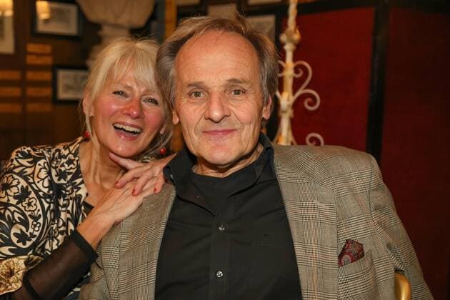 RECORD DATE NOT STATED 09.11.2022, Marchfelderhof Deutsch-Wagram, Verleihung der EISERNEN RAMPENSAU 2022, Die NEUE BÜHNE WIEN lädt zur Auszeichnung im Bild: Stephan Paryla -mit Freundin Elisabeth, Verleihung der EISERNEN RAMPENSAU 2022