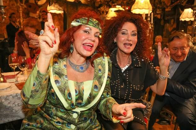 RECORD DATE NOT STATED 09.11.2022, Marchfelderhof Deutsch-Wagram, Verleihung der EISERNEN RAMPENSAU 2022, Die NEUE BÜHNE WIEN lädt zur Auszeichnung im Bild: Tamara Trojani, Christina Lugner, -tanzend, Verleihung der EISERNEN RAMPENSAU 2022