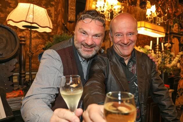 RECORD DATE NOT STATED 09.11.2022, Marchfelderhof Deutsch-Wagram, Verleihung der EISERNEN RAMPENSAU 2022, Die NEUE BÜHNE WIEN lädt zur Auszeichnung im Bild: Martin Leutgeb, Andy Lee Lang, Verleihung der EISERNEN RAMPENSAU 2022