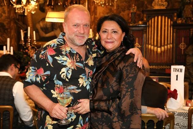 RECORD DATE NOT STATED 09.11.2022, Marchfelderhof Deutsch-Wagram, Verleihung der EISERNEN RAMPENSAU 2022, Die NEUE BÜHNE WIEN lädt zur Auszeichnung im Bild: Reinhard Nowak -mit Gattin Arzu, Verleihung der EISERNEN RAMPENSAU 2022