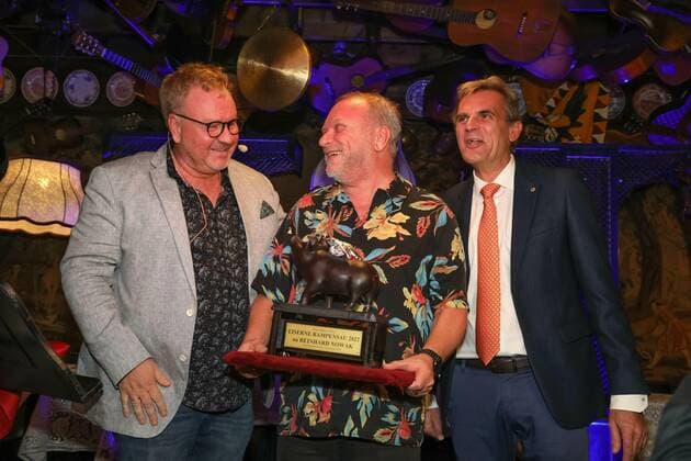 RECORD DATE NOT STATED 09.11.2022, Marchfelderhof Deutsch-Wagram, Verleihung der EISERNEN RAMPENSAU 2022, Die NEUE BÜHNE WIEN lädt zur Auszeichnung im Bild: Marcus Strahl, Reinhard Nowak, Peter Grossmann -GF Marchfelderhof, -Preis-Überreichung, -a d Bühne, Verleihung der EISERNEN RAMPENSAU 2022