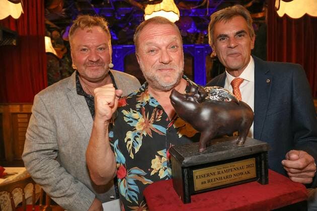 RECORD DATE NOT STATED 09.11.2022, Marchfelderhof Deutsch-Wagram, Verleihung der EISERNEN RAMPENSAU 2022, Die NEUE BÜHNE WIEN lädt zur Auszeichnung im Bild: Marcus Strahl, Reinhard Nowak, Peter Grossmann -GF Marchfelderhof, -mit d Award, Verleihung der EISERNEN RAMPENSAU 2022