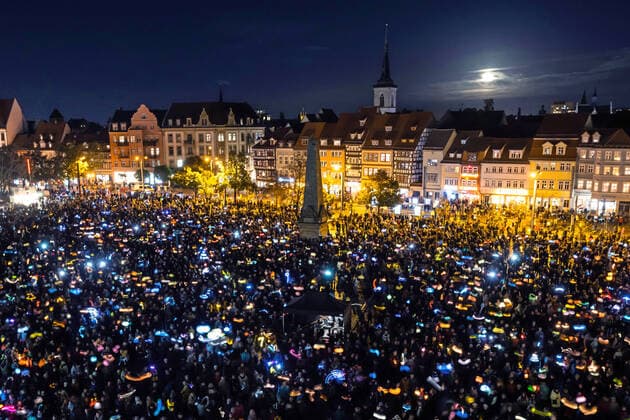 News Themen der Woche KW45 Tausende Menschen schwenken ihr Laternen waehrend einer Martini-Feier am 10.11.2022 in Erfurt. Seit Jahrzehnten vereint die oekumenische Martinsfeier tausende Menschen auf dem Erfurter Domplatz. 1972 zum ersten Mal. Sie gilt sowohl dem Stadtpatron, dem heiligen Martin von Tours als auch Martin Luther, der eng mit Erfurt verbunden ist. Thousands of people wave their lanterns during a Martini celebration in Erfurt, Germany, 10 November 2022. For decades, the ecumenical St. Martin s celebration has brought thousands of people together on Erfurt s cathedral square. 1972 for the first time. It applies both to the city s patron saint, Saint Martin of Tours, and to Martin Luther, who is closely connected to Erfurt. search: Deutschland Thueringe