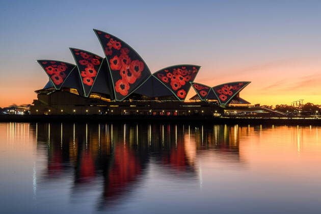 Bilder des Jahres, News 11 November News Themen der Woche KW45 REMEMBRANCE DAY 2022, Poppies are projected on to the Sydney Opera House sails during a Remembrance Day 2022 Dawn Service at Campbells Cove, in Sydney, Friday, November 11, 2022. ( NO ARCHIVING, EDITORIAL USE ONLY, NO USE IN BOOKS WITHOUT CONSENT SYDNEY NSW AUSTRALIA  Copyright: xBIANCAxDExMARCHIx 20221111001728458204