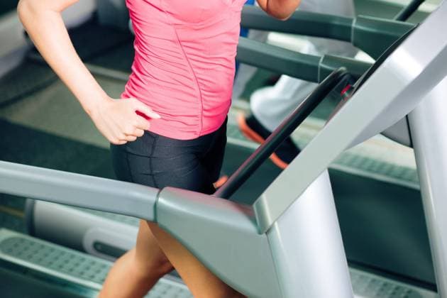 IMAGO Creative, Neujahr, Vorsätze, Sport RECORD DATE NOT STATED Woman and man in gym - only body to be seen - exercising running on the treadmill to gain more fitness; motion blur in limbs for dynamic, model released, , 36368414.jpg, gym, fitness, treadmill, exercise, exercising, running, jogging, run, runner, training, sports, workout, powerful, people, adult, sportive, health, health club, active, shape, body, athletic, attractive, beautiful, endurance, Caucasian, active, activity, man, woman, couple, two, limbs, motion, motion blur, dynamic, fast, hard, cardio, cardio training, cardiovascular