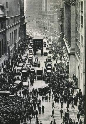 RECORD DATE NOT STATED Stock market crash of 1929 in New York, people expecting on the sidewalks of Wall Street in front? Copyright:xMithra Index HeritagexImagesx IMAGO ,2681134 ! ACHTUNG: AUFNAHMEDATUM GESCHÄTZT!  Copyright:Mithra Index HeritagexImagesx IMAGO