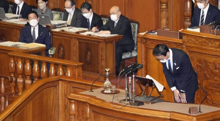 Bilder des Jahres, News 11 November News Themen der Woche KW45 News Bilder des Tages Japan justice minister under fire for gaffe over death penalty Japanese Justice Minister Yasuhiro Hanashi (R, front) apologizes during a House of Councillors plenary session in Tokyo on Nov. 11, 2022, over recent remarks widely seen as making light of his role in authorizing the execution of death-row inmates. Prime Minister Fumio Kishida can be seen to the left.  A14AA0001354214P