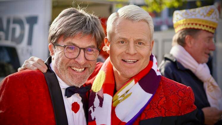 Entertainment Bilder des Tages Schlager Star Karl König und Moderator Guido Cantz - Kölner Karneval - Sessionseröffnung auf dem Heumarkt zur Session 2022 2023 Jecken, Impressionen Guido Cantz WDR Kölle *** Schlager star Karl König and presenter Guido Cantz Cologne Carnival session opening on the Heumarkt for the session 2022 2023 Jecken, impressions Guido Cantz WDR Kölle