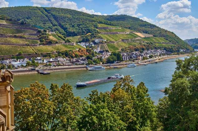 IMAGO Creative, Sommer, Weinfeste und Weinwanderungen Blick von der Burg Rheinstein auf das Rheintal bei Assmannshausen, Deutschland, Rheinland-Pfalz, Assmannshausen Vista from Castel Rheinstein onto the Rhine valley near Assmannshausen, Germany, Rhineland-Palatinate, Assmannshausen BLWS675917 *** View from the Burg Rheinstein at the Rhine Valley at Assmannshausen, Germany, Rhineland Palatinate, Assmannshausen Vista from Castel Rheinstein onto The Rhine Valley Near Assmannshausen, Germany, Rhineland palatine, Assmannshausen BLWS675917 Copyright: xblickwinkel L.xF.xPostlx