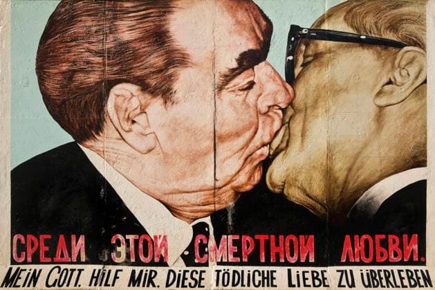 Bruderkuss, Breschnew kuesst Honecker, Gemaelde auf einem Rest der Berliner Mauer, East Side Gallery, Deutschland, Berlin fraternal kiss between Brezhnev and Honecker, mural on a residue of the Berlin Wall, East Side Gallery, Germany, Berlin BLWS675783 *** fraternal kiss, Brezhnev kisses Honecker, Painting at a Rest the Berlin Wall, East Side Gallery, Germany, Berlin Fraternal Kiss between Brezhnev and Honecker, Mural ON a residue of The Berlin wall, East Side Gallery, Germany, Berlin BLWS675783 Copyright: xblickwinkel S.xZiesex