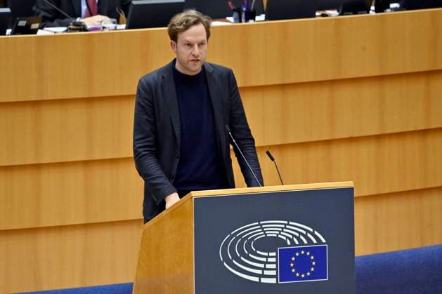 Damian Boeselager bei einer Plenartagung zum REPowerEU-Kapitel in den Aufbau- und Resilienzplänen im EU-Parlament im Plenarsaal des Europäischen Parlaments. Brüssel, 09.11.2022 *** Damian Boeselager at a plenary session on the REPowerEU chapter in the Building and Resilience Plans in the EU Parliament in the European Parliament Chamber Brussels, 09 11 2022. Foto:xD.xAnoraganingrumx xFuturexImage