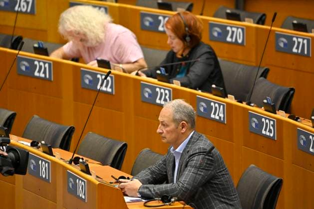 Mick Wallace, Malin Björk und Andreas Schieder bei einer Plenartagung zu Rassengerechtigkeit, Diskriminierungsverbot und Vorgehen gegen Rassismus in der EU im Plenarsaal des Europäischen Parlaments. Brüssel, 10.11.2022 *** Mick Wallace, Malin Björk and Andreas Schieder at a plenary session on racial justice, non-discrimination and action against racism in the EU in the European Parliament plenary hall Brussels, 10 11 2022. Foto:xD.xAnoraganingrumx xFuturexImage