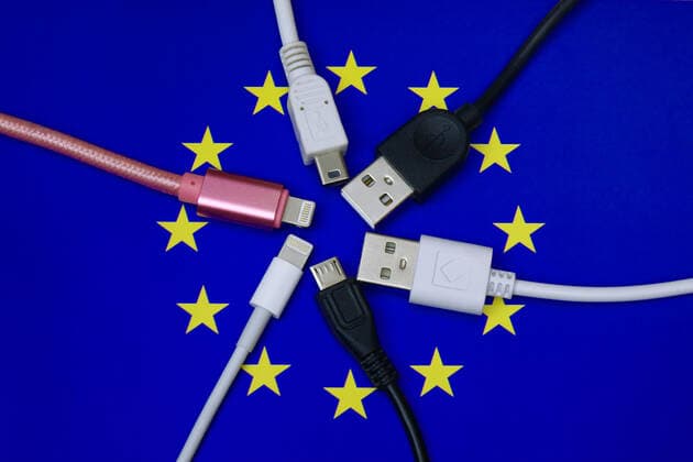 EU-Symbol und Ladekabel EU-Symbol und Ladekabel, 10.11.2022, Borkwalde, Brandenburg, Auf einem EU-Symbol liegen verschiedene Ladekabel. *** EU symbol and charging cable EU symbol and charging cable, 10 11 2022, Borkwalde, Brandenburg, On a EU symbol lie different charging cables