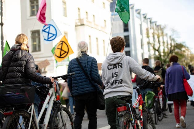 Protest gegen das bay. Klimaschutzgesetz Am 11.11.2022 versammelten sich ca. 292 Menschen unter dem Motto Söders Klimamärchen, um gegen die Novelle des bayerischen Klimaschutzgesetz zu demonstrieren. Die Aktivist*innen von Fridays for Future und der BUND-Jugend monierten, dass es reine Scheinpolitik sei. -- On November 11, 2022, about 292 people gathered under the slogan Soeder s Climate Fairy Tales to demonstrate against the amendment of the Bavarian climate protection law. The activists of Fridays for Future and BUND-Youth complained that it was pure appearance politics. München Bayern Deutschland Copyright: xAlexanderxPohlx
