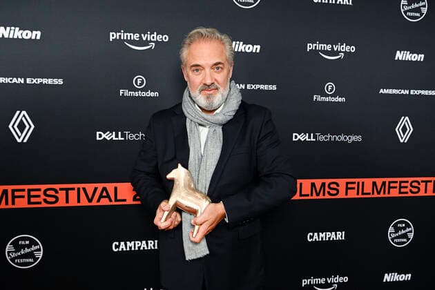 STOCKHOLM 20221111 The British director Sam Mendes, current with the film Empire of light, with his Bronze Horse for the Stockholm Visionary Award at the Stockholm Film Festival Stockholm SWEDEN x10070x,  Copyright: xJessicaxGow TTx STOCKHOLMS FILMFESTIVAL
