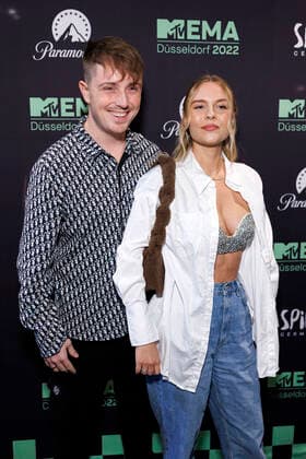 Die Influencer Eugen Kazakov und Dagi Bee beim Best German Act Award in der Nachtresidenz während der MTV Europe Music Awards 2022. Düsseldorf, 11.11.2022 NRW Deutschland Copyright: xChristophxHardtx