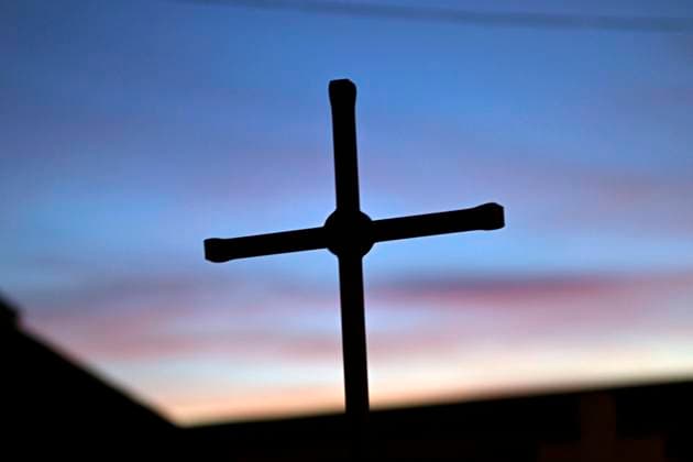 11.11.2022, St. Martins-Umzug in Irsingen bei Bad Wörishofen, Am Friedhof an der Kirche stehen Grabkreuze im Abendrot. 11.11.2022, St. Martins-Umzug Irsingen 11.11.2022, St. Martins-Umzug Irsingen *** 11 11 2022, St. Martins procession in Irsingen near Bad Wörishofen, At the cemetery at the church are grave crosses in the evening glow 11 11 2022, St. Martins procession Irsingen 11 11 2022, St. Martins procession Irsingen