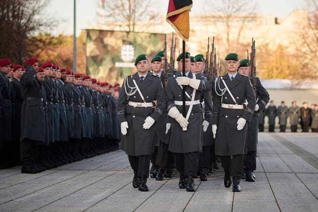 Bilder des Jahres, News 11 November News Themen der Woche KW45 Berlin, Feierliches Gelöbnis zum Gründungstag der Bundeswehr Die Ehrenformation am 12.11.2022 während des Feierliches Gelöbnis zum Gründungstag der Bundeswehr auf dem Paradeplatz des Bundesministeriums der Verteidigung in Berlin Berlin Bundesministeriums der Verteidigung Berlin Deutschland *** Berlin, Solemn Vow for the Foundation Day of the German Armed Forces The honorary formation on 12 11 2022 during the Solemn Vow for the Foundation Day of the German Armed Forces on the parade ground of the Federal Ministry of Defense in Berlin Berlin Federal Ministry of Defense Berlin Germany