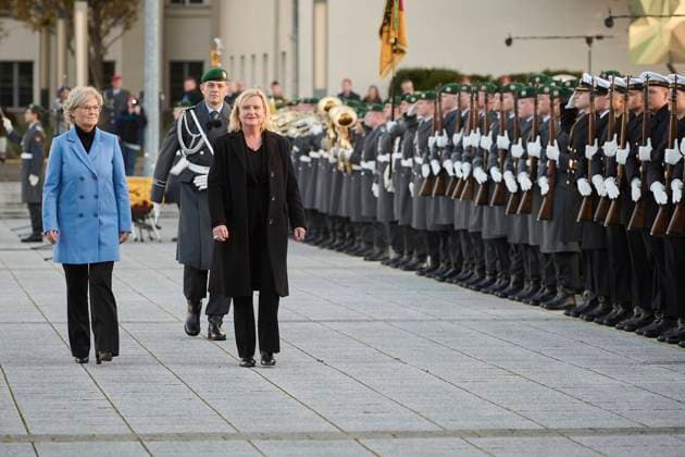 Berlin, Feierliches Gelöbnis zum Gründungstag der Bundeswehr Christine Lambrecht (Bundesministerin der Verteidigung, SPD) und Eva Högl (Wehrbeauftragte des Deutschen Bundestags) beim Abschreiten der Formation am 12.11.2022 während des Feierliches Gelöbnis zum Gründungstag der Bundeswehr auf dem Paradeplatz des Bundesministeriums der Verteidigung in Berlin Berlin Bundesministeriums der Verteidigung Berlin Deutschland *** Berlin, Solemn Vow of Allegiance to the Founding Day of the German Armed Forces Christine Lambrecht Federal Minister of Defense, SPD and Eva Högl Commissioner for the Armed Forces of the German Bundestag marching off the formation on 12 11 2022 during the Solemn Vow of Allegiance to the Founding Day of the German Armed For