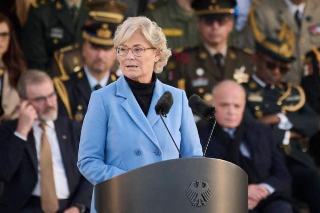 Berlin, Feierliches Gelöbnis zum Gründungstag der Bundeswehr Christine Lambrecht (Bundesministerin der Verteidigung, SPD) bei ihrer Rede am 12.11.2022 während des Feierliches Gelöbnis zum Gründungstag der Bundeswehr auf dem Paradeplatz des Bundesministeriums der Verteidigung in Berlin Berlin Bundesministeriums der Verteidigung Berlin Deutschland *** Berlin, Solemn Vow for the Foundation Day of the German Armed Forces Christine Lambrecht Federal Minister of Defense, SPD during her speech on 12 11 2022 during the Solemn Vow for the Foundation Day of the German Armed Forces on the parade ground of the Federal Ministry of Defense in Berlin Berlin Federal Ministry of Defense Berlin Germany