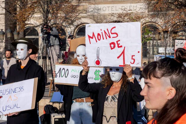 Paris, France November 12, 2022 - Climate rally at the call of the global coalition for the COP27. The demonstrators want COP27 to provide solutions to the impacts of climate change and for the largest emitters of greenhouse gases to take their responsibilities. MANIFESTATION, CHANGEMENT CLIMATIQUE, MARCHE POUR SAUVER LA PLANETE, COP27, EMISSIONS DE GAZ A EFFET DE SERRE, CATASTROPHES CLIMATIQUES, JOURNEE MONDIALE POUR LE CLIMAT, RECHAUFFEMENT CLIMATIQUE, HAUSSE DES TEMPERATURES  Copyright: xVincentxIsorex