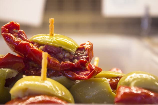 IMAGO Creative, Food, Tapas RECORD DATE NOT STATED Olives with hot red pepper. No people. No copy space, model released, , 38085820.jpg, vegetables, vegan, freshness, natural, traditional, organic, spanish, peppers, marinated, appetizer, healthy, food, spicy, green, vegetarian, olive, red, hot, snack, pepper, fresh, antipasto, nutrition, antipasti, mediterranean, italian, starter, white, plate, tapas, background, cuisine, ingredient, cooking, oil, vegetable, pickled, fruit, chili