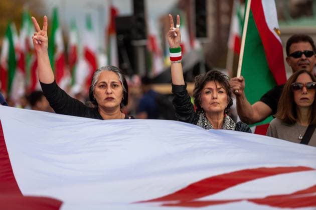 March for Iran, Washington, DC People carry a giant Iranian flag while marching for Mahsa (Zhina) Amini those people protesting her death in Iran. After the really, people marched past certain embassies and posted large signs calling for their solidarity and assistance. Amini died September 16, 2022, in custody of Iran s morality police after she was arrested for improperly wearing a hijab, prompting protests in Iran and around the world. Washington DC United States  Copyright: xAllisonxBaileyx originalFilename: bailey-marchfor221112_npaSr.jpg