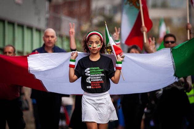 News Bilder des Tages March for Iran, Washington, DC A girl leads the way with a giant Iranian flag during a march for Mahsa (Zhina) Amini and people protesting her death in Iran. After the really, people marched past certain embassies and posted large signs calling for their solidarity and assistance. Amini died September 16, 2022, in custody of Iran s morality police after she was arrested for improperly wearing a hijab, prompting protests in Iran and around the world. Washington DC United States  Copyright: xAllisonxBaileyx originalFilename: bailey-marchfor221112_npKpp.jpg