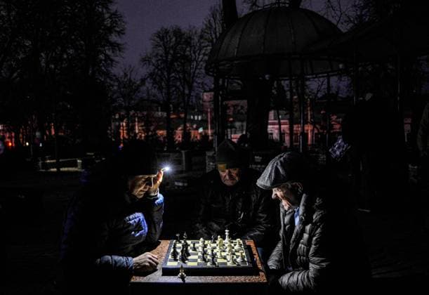 November 12, 2022, Kyiv, Ukraine: Men seen playing chess by a flashlight in a park in Kyiv. The Russian army carried out massive rocket and kamikaze drone attacks on Ukrainian energy infrastructure. According to expert estimates, 40% of the energy infrastructure is now destroyed or damaged. After severe damage to the power grid in many cities of Ukraine, the National Power Company Ukrenergo introduced emergency and hourly blackouts of electricity. Kyiv Ukraine - ZUMAs197 20221112_zaa_s197_320 Copyright: xSergeixChuzavkovx