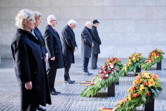 Bilder des Jahres, News 11 November News Themen der Woche KW45 News Bilder des Tages Berlin, Kranzniederlegung zum Volkstrauertag in der Neuen Wache Kranzniederlegung zum Volkstrauertag in der Neuen Wache am 13.11.2022 in Berlin. Im Bild: Bundespräsident Frank-Walter Steinmeier, Staatspräsident der Republik Lettlands Egils Levits, Bundestagspräsidentin Bärbel Bas, Bundesratspräsident Peter Tschentscher, Vizepräsidentin des Bundesverfassungsgerichts Doris König und Verteidigungsministerin Christine Lambrecht (in Vertretung des Bundeskanzlers) Berlin Neuen Wache Berlin Deutschland *** Berlin, wreath-laying ceremony for Remembrance Day in the Neue Wache Wreath-laying ceremony for Remembrance Day in the Neue Wache on 13 11 2022 in Berlin In the picture Federal President Frank Walter Steinmeier, President of the Republic