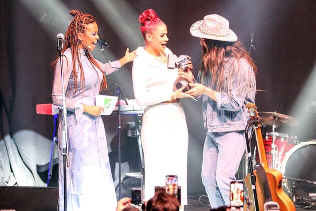 duesseldorf MTV EMAs 2022 - Best German Act Award 11.11.2022 Aminata Belli, Rapperin Badmomzjay Jordan Napieray and Riccardo Simonetti MTV EMAs 2022 - Best German Act Award DUSSELDORF, GERMANY - NOVEMBER 11: Best German Act Award in der Nachtresidenz waehrend der MTV Europe Music Awards 2022. Duesseldorf, 11.11.2022 NRW Deutschland . Copyright: xFSAx Eibner-Pressefotox EP_fsa
