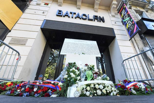 Bilder des Jahres, News 11 November News Themen der Woche KW45 News Bilder des Tages Le Bataclan - Commemorations du 13 Novembre : sept ans apres les attentats et cinq mois apres le proces. NEWS : Commemorations du 13 Novembre - Paris - 13 11 2022 LionelUrman Panoramic 