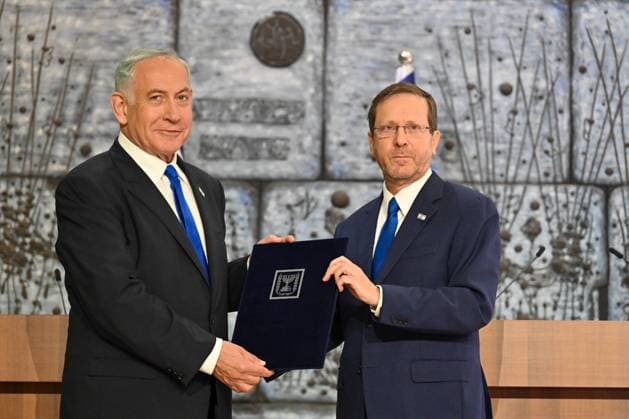 Bilder des Jahres, News 11 November News Themen der Woche KW45 News Bilder des Tages November 13, 2022, Jerusalem, Israel: Having received the official results of the elections to the twenty fifth Knesset, President of the State of Israel, ISAAC HERZOG (R), assigns the task of forming a government to MK BENJAMIN NETANYAHU (L) at the President s Residence. Jerusalem Israel - ZUMAi99_ 20221113_zip_i99_001 Copyright: xKobyxGideon IsraelxGpox