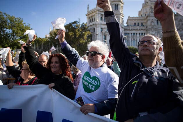 Bilder des Jahres 2022, Entertainment 11 November Entertainment Themen der Woche KW45 Entertainment Bilder des Tages News Bilder des Tages November 13, 2022, Madrid, Spain: Film director, Pedro Almodovar (C) wearing a t-shirt.with a slogan that reads Public Health , makes a gesture while holding a banner during the demonstration. Thousands of people demonstrated in Plaza de Cibeles in the center of Madrid, in defense of public health and against the plan to destroy primary care. Madrid Spain - ZUMAs197 20221113_zaa_s197_088 Copyright: xLuisxSotox