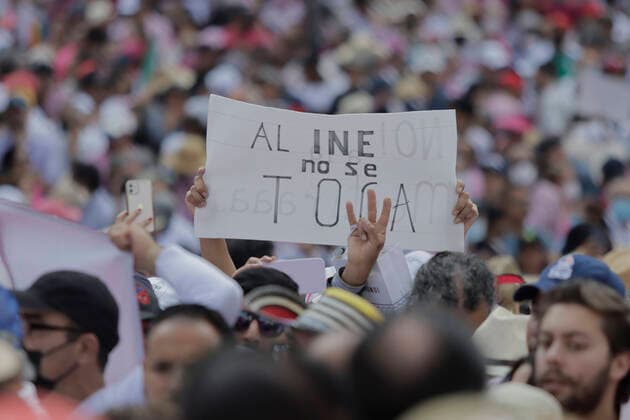 March For Democracy In Mexico A person holds a banner on the esplanade of the Monument to the Revolution in Mexico City, where various organizations, businessmen and people show their rejection of the electoral reform presented by the president of Mexico, AndrÃ s Manuel Lopez Obrador, who proposes to deliver fewer resources political parties, elect legislators in a system of electoral lists and that the selection of the electoral advisers of the National Electoral Institute (INE, for its acronym in Spanish), and the magistrates of the Electoral Tribunal be made by direct vote of the citizens. Mexico City Mexico  Copyright: xGerardoxVieyrax originalFilename: vieyra-notitle221113_np8uF.jpg