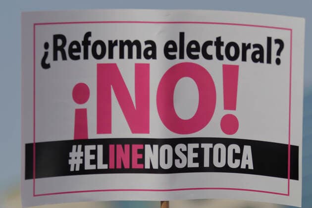 March For Democracy In Mexico A person holds a banner on the esplanade of the Monument to the Revolution in Mexico City, where various organizations, businessmen and people show their rejection of the electoral reform presented by the president of Mexico, AndrÃ s Manuel Lopez Obrador, who proposes to deliver fewer resources political parties, elect legislators in a system of electoral lists and that the selection of the electoral advisers of the National Electoral Institute (INE, for its acronym in Spanish), and the magistrates of the Electoral Tribunal be made by direct vote of the citizens. Mexico City Mexico  Copyright: xGerardoxVieyrax originalFilename: vieyra-notitle221113_npqlj.jpg