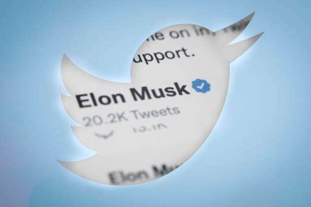 Twitter Introduces New Official Badge For Users For Free The Twitter Blue Checkmark is seen in this photo illustration in Warsaw, Poland on 21 September, 2022. Twitter management has announced the introduction of a new verification label to replace the blue check previously given only to verified accounts. As the director of the service, Esther Crawford explains, unlike the blue symbol this one will be gray and it will be free. Twitter management has announced the introduction of a new verification label to replace the blue check previously given only to verified accounts. As the director of the service, Esther Crawford explains, unlike the blue symbol this one will be gray and it will be free. Verified accounts will now have an Official  Copyright: xSTRx originalFilename: arriens-twitteri221113_npUit.jpg