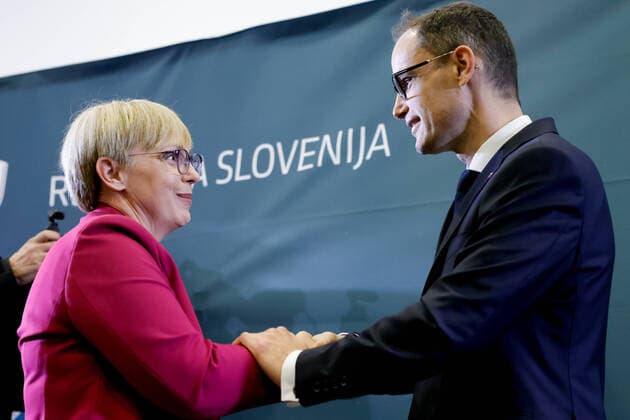 Bilder des Jahres, News 11 November News Themen der Woche KW45 News Bilder des Tages November 13, 2022, Ljubljana, Slovenia: Presidential elect Natasa Pirc Musar shakes hands with counter candidate Anze Logar after she won the runoff presidential elections. Natasa Pirc Musar won the runoff presidential elections to become the first female president of Slovenia. She ran against Anze Logar. The results are not final - votes by mail still need to be counted. Ljubljana Slovenia - ZUMAs197 20221113_zaa_s197_245 Copyright: xLukaxDakskoblerx