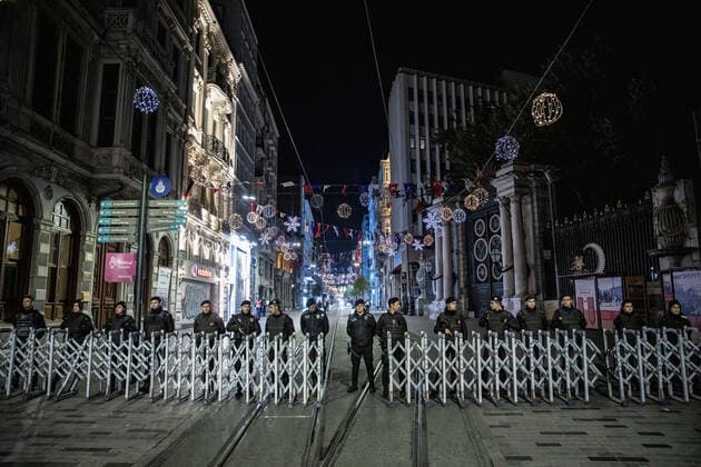 Bilder des Jahres, News 11 November News Themen der Woche KW45 November 13, 2022, Istanbul, Turkey: Police officers are seen on Istiklal Street, which is closed due to intense security measures. There was a bomb explosion on Istiklal street in Istanbul, Turkey. According to the information received, a woman left the explosive she was carrying in her backpack on the street and went away and detonated the bomb. It was stated that 6 people were killed and more than 50 people were injured in the explosion. Istanbul Turkey - ZUMAs197 20221113_zaa_s197_297 Copyright: xOnurxDogmanx