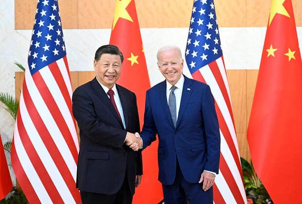 Bilder des Jahres, News 11 November News Themen der Woche KW46 News Bilder des Tages US President Joe Biden (R) and China s President Xi Jinping (L) shake hands as they meet on the sidelines of the G20 Summit in Nusa Dua on the Indonesian resort island of Bali on Monday on November 14, 2022. 1 IND2022111401 ChinesexForeignxMinistryxPressxO