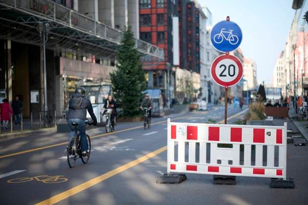 Berlin, Friedrichstraße Fahrradfahrer fahren am 14.11.2022 auf der teilgesperrten Friedrichstraße in Berlin. Berlin Berlin Deutschland *** Berlin, Friedrichstraße cyclists ride on the partially closed Friedrichstraße in Berlin Berlin Germany on 14 11 2022