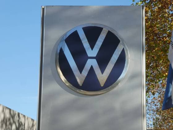 Logo, Schriftzug des Automolbilhersteller VW Volkswagen Konzern an einem Autohaus *** Logo, lettering of the automobile manufacturer VW Volkswagen Group on a car dealership