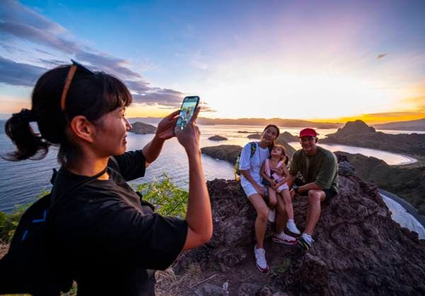 Family posing for photo at east Nusa Tenggara island in Komodo Badjo, Nusa Tenggara Timur, Indonesia CR_THHE221113-1026165-01 ,model released, Symbolfoto