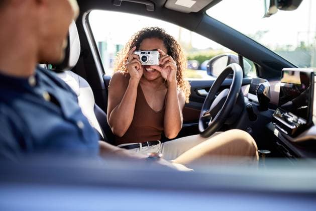 Smiling woman photographing boyfriend through camera during road trip Los Angeles, California, United States CR_JAJEES221114-1070888-01 ,model released, Symbolfoto